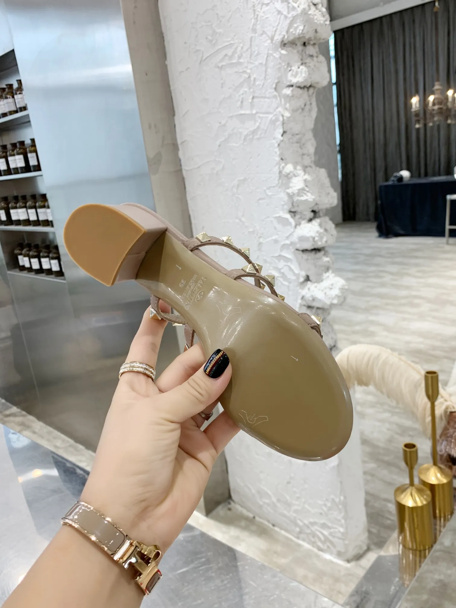 ✨Ex-factory price p440✨ Women's shoes, women's clothing, Warren thick-heeled sandals) VT rivet series is definitely a classic! Since the launch of the Rockstud Collection series, it has become one of the important iconic elements of Valentino! Domineering rivets are a must-have item in every woman’s shoe wardrobe! Created from the original, perfectly reproduced! Heel height: 6 cm, flat bottom, size 34-42, leather outsole